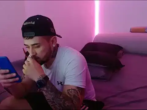 Snapshot of miia-liiam chatting on 01/09/25, 05:02 miia-liiam online show from 01/09/25, 05:02