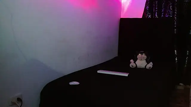 Snapshot of miia-liiam chatting on 11/23/25, 06:57 miia-liiam online show from 11/23/25, 06:57