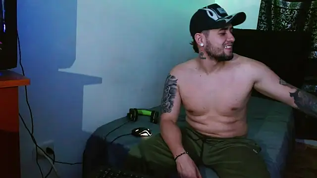 Snapshot of miia-liiam chatting on 12/01/25, 06:18 miia-liiam online show from 12/01/25, 06:18