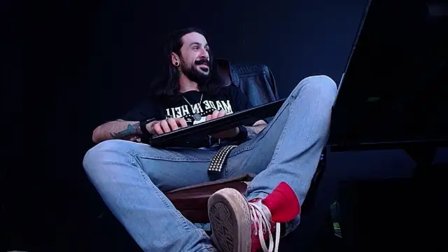 Snapshot of AxelColton chatting on 11/16/25, 11:05 AxelColton online show from 11/16/25, 11:05