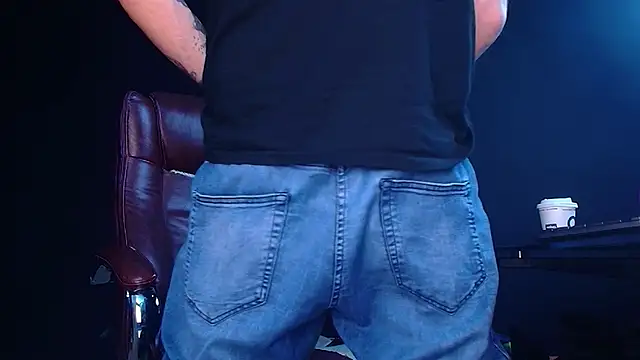 Snapshot of AxelColton chatting on 11/26/25, 06:03 AxelColton online show from 11/26/25, 06:03