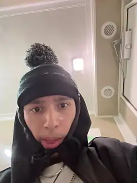 Snapshot of qbaby96 chatting on 02/14/25, 11:21 qbaby96 online show from 02/14/25, 11:21