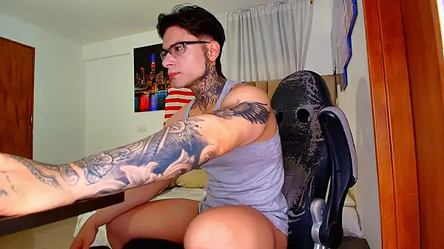 Snapshot of DennisWalkerr chatting on 06/02/26, 12:01 DennisWalkerr online show from 06/02/26, 12:01
