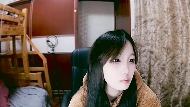 Snapshot of lulu-2002 chatting on 01/06/25, 12:46 lulu-2002 online show from 01/06/25, 12:46