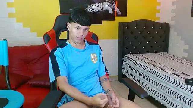 Snapshot of andy_dan18 chatting on 11/04/25, 02:16 andy dan18 online show from 11/04/25, 02:16