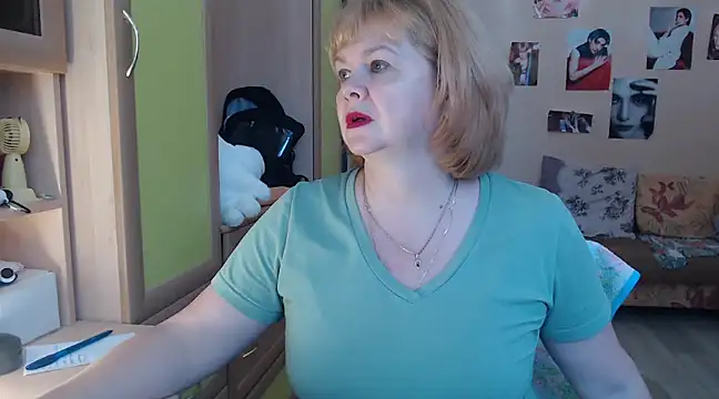 Snapshot of vixey_fox chatting on 01/25/25, 12:05 vixey fox online show from 01/25/25, 12:05