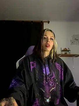 Snapshot of BlueStoneX chatting on 09/16/25, 06:36 BlueStoneX online show from 09/16/25, 06:36