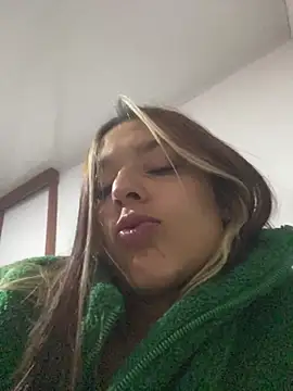 Snapshot of BlueStoneX chatting on 11/09/25, 06:33 BlueStoneX online show from 11/09/25, 06:33