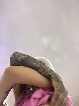 Snapshot of BlueStoneX chatting on 11/14/25, 06:45 BlueStoneX online show from 11/14/25, 06:45