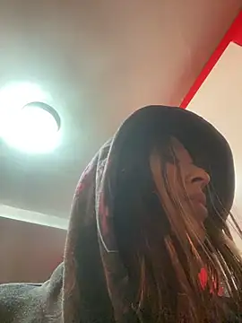 Snapshot of BlueStoneX chatting on 11/24/25, 08:03 BlueStoneX online show from 11/24/25, 08:03