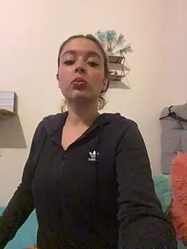 Snapshot of BlueStoneX chatting on 12/05/25, 06:44 BlueStoneX online show from 12/05/25, 06:44