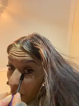 Snapshot of BlueStoneX chatting on 12/14/25, 06:52 BlueStoneX online show from 12/14/25, 06:52