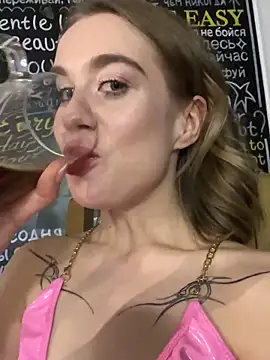 KiraMyers online show from 01/10/25, 10:50