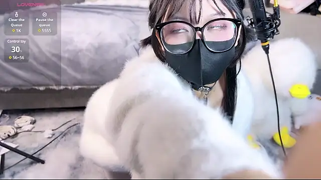 Yu UwU  online show from 01/01/25, 02:42