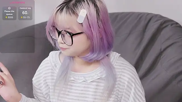 Yu UwU  online show from 10/05/25, 01:53