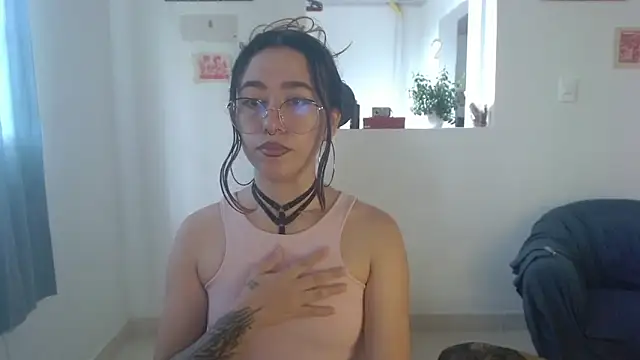 Snapshot of Maam_Ine chatting on 12/19/25, 08:38 Maam Ine online show from 12/19/25, 08:38