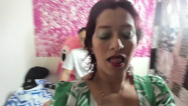 Snapshot of Laura_hellss chatting on 10/21/25, 10:32 Laura hellss online show from 10/21/25, 10:32
