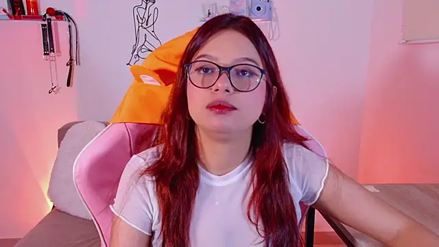 Snapshot of EmiF26 chatting on 03/22/25, 04:35 EmiF26 online show from 03/22/25, 04:35