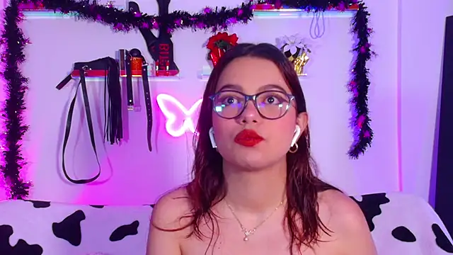 Snapshot of EmiF26 chatting on 10/22/25, 03:40 EmiF26 online show from 10/22/25, 03:40