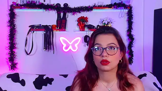 Snapshot of EmiF26 chatting on 10/28/25, 02:15 EmiF26 online show from 10/28/25, 02:15