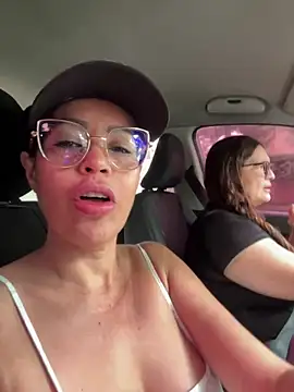 Snapshot of KarolRubi1 chatting on 11/19/25, 01:22 KarolRubi1 online show from 11/19/25, 01:22