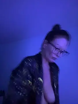Snapshot of AlessasRoom chatting on 05/19/26, 03:46 AlessasRoom online show from 05/19/26, 03:46