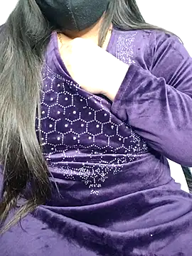 Snapshot of tanvihot2 chatting on 11/26/25, 04:24 tanvihot2 online show from 11/26/25, 04:24