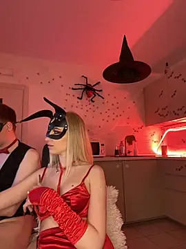 Snapshot of SOFYandMIKE chatting on 10/17/25, 08:33 SOFYandMIKE online show from 10/17/25, 08:33