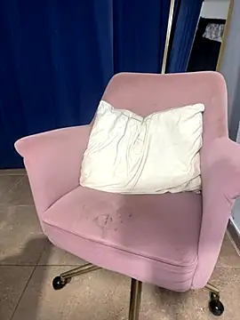 Snapshot of Ninabrunette18 chatting on 10/07/25, 02:42 Ninabrunette18 online show from 10/07/25, 02:42