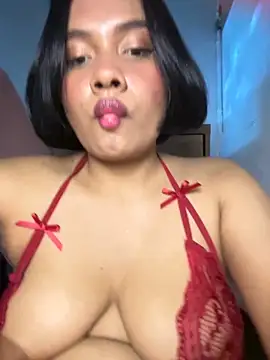 Snapshot of Ninabrunette18 chatting on 10/26/25, 02:06 Ninabrunette18 online show from 10/26/25, 02:06