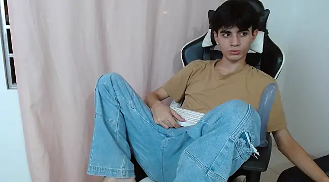 Snapshot of nohatwink chatting on 01/08/25, 05:37 nohatwink online show from 01/08/25, 05:37