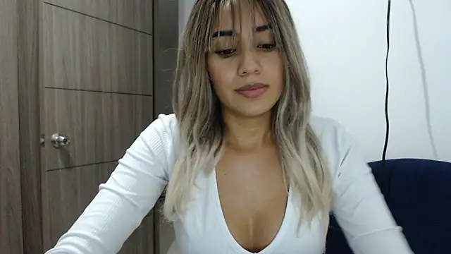 Snapshot of isabela_oh chatting on 12/30/24, 02:31 isabela oh online show from 12/30/24, 02:31