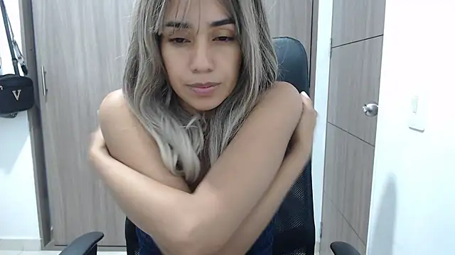 Snapshot of isabela_oh chatting on 02/13/25, 03:07 isabela oh online show from 02/13/25, 03:07