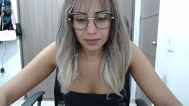 Snapshot of isabela_oh chatting on 09/21/25, 04:58 isabela oh online show from 09/21/25, 04:58