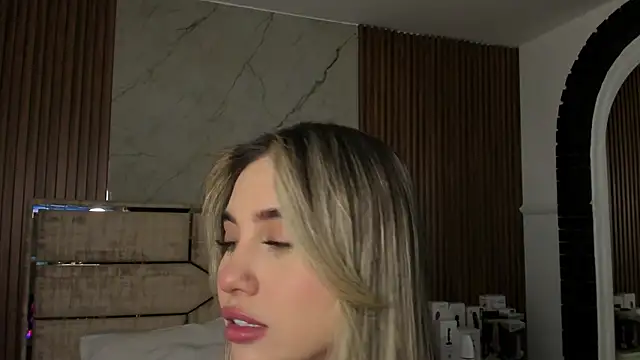 EmiilyHendriixx online show from 02/15/25, 09:04