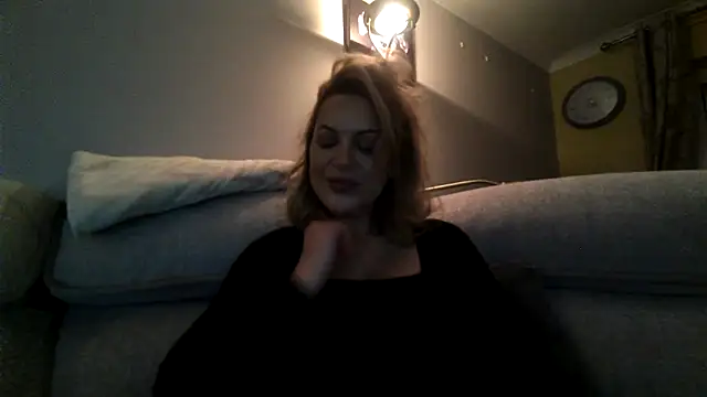 Snapshot of Gigi-Honey chatting on 10/17/25, 07:27 Gigi-Honey online show from 10/17/25, 07:27