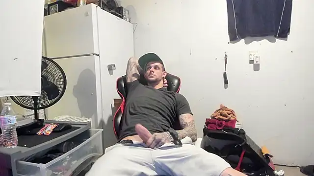 Snapshot of JamesMichael88 chatting on 03/15/25, 02:35 JamesMichael88 online show from 03/15/25, 02:35