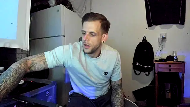 Snapshot of JamesMichael88 chatting on 03/23/25, 01:42 JamesMichael88 online show from 03/23/25, 01:42