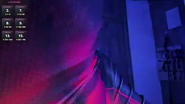 Snapshot of Henophiid chatting on 10/23/25, 01:27 Henophiid online show from 10/23/25, 01:27