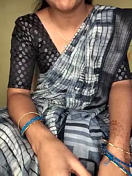 Snapshot of lovelygirl4567 chatting on 10/22/25, 01:44 lovelygirl4567 online show from 10/22/25, 01:44