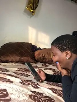 Snapshot of MKbesxxx chatting on 12/18/25, 04:02 MKbesxxx online show from 12/18/25, 04:02