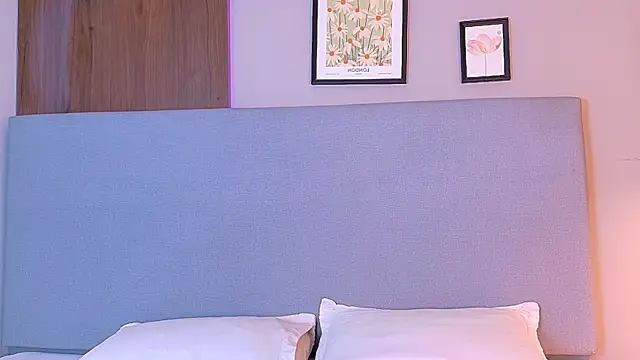 Snapshot of NaomiKlarc chatting on 09/25/25, 03:21 NaomiKlarc online show from 09/25/25, 03:21