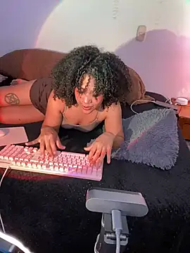 Snapshot of bronwgirl69 chatting on 03/16/25, 06:44 bronwgirl69 online show from 03/16/25, 06:44