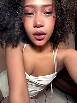 Snapshot of bronwgirl69 chatting on 09/28/25, 12:27 bronwgirl69 online show from 09/28/25, 12:27