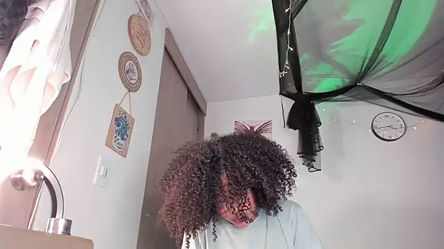 Snapshot of bronwgirl69 chatting on 10/09/25, 10:08 bronwgirl69 online show from 10/09/25, 10:08