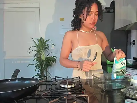 Snapshot of bronwgirl69 chatting on 10/16/25, 02:34 bronwgirl69 online show from 10/16/25, 02:34