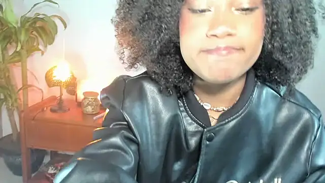 Snapshot of bronwgirl69 chatting on 10/21/25, 08:20 bronwgirl69 online show from 10/21/25, 08:20