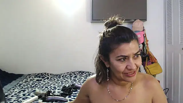 Snapshot of CamilaLix chatting on 03/03/25, 02:04 CamilaLix online show from 03/03/25, 02:04