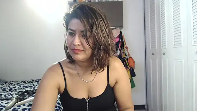 Snapshot of CamilaLix chatting on 03/04/25, 02:06 CamilaLix online show from 03/04/25, 02:06