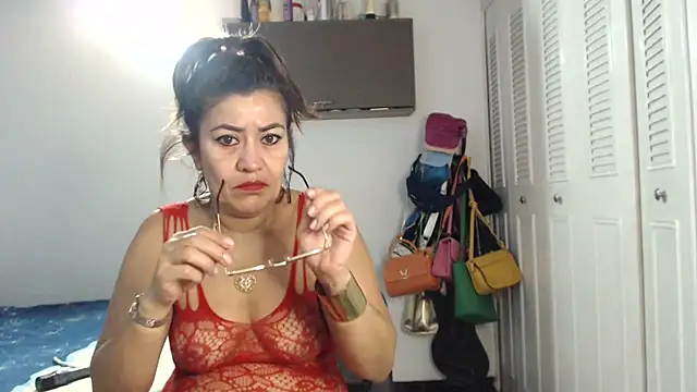 Snapshot of CamilaLix chatting on 03/11/25, 11:01 CamilaLix online show from 03/11/25, 11:01